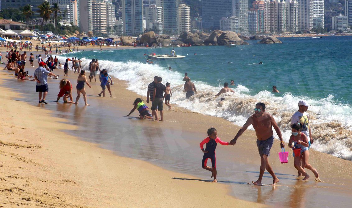 31 de Diciembre del 2020 Acapulco, Guerrero. Bañistas en vísperas de la llega del año nuevo disfrutan de la playa El Morro. Foto: Carlos Alberto Carbajal