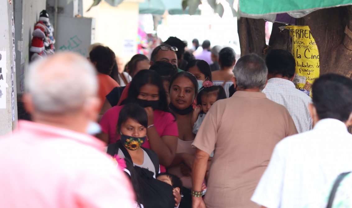Chilpancingo gro, 13 de enero 2021. // Pese a ir en incremento los contagios por Covid-19 en el estado, habitantes de Chilpancingo salen a pasear a las calles de esta ciudad capital, sin respetar las medidas sanitarias como es el uso de cubrebocas. // Foto: Jesús Eduardo Guerrero