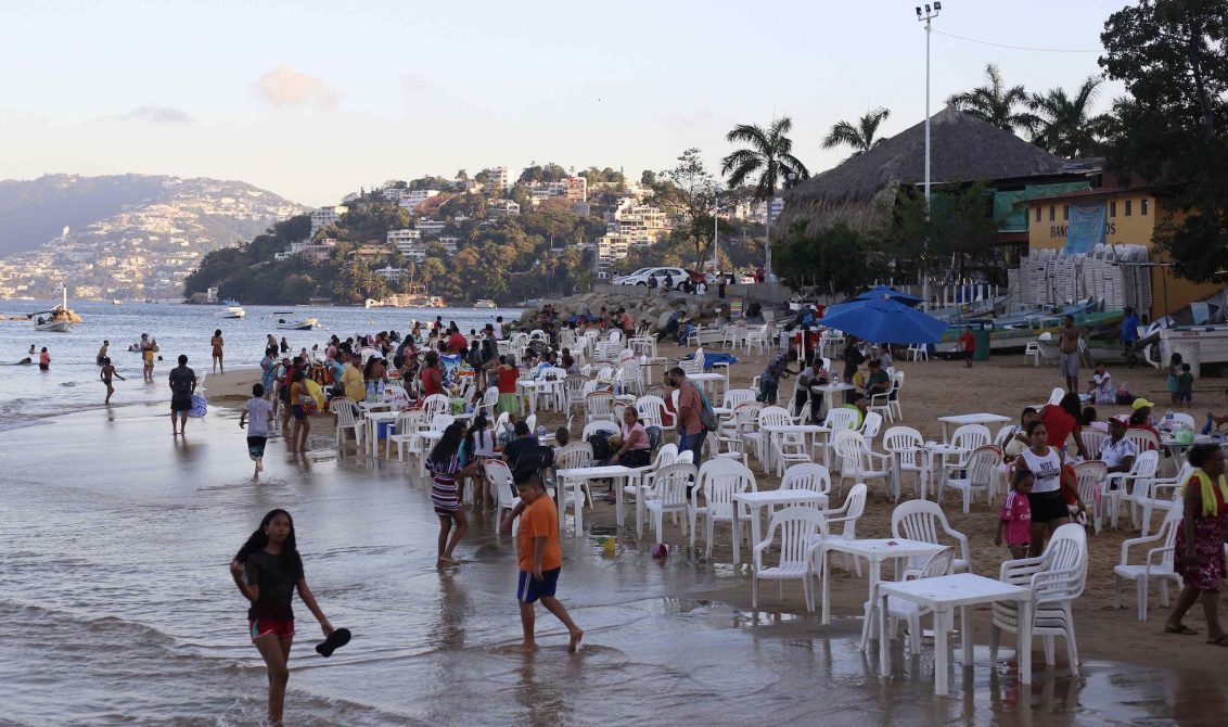Acapulco,Gro/04Enero2021/ Menos visitantes de lo acostumbrado a observar en la playa Tlacopanocha, una de las más visitadas por personas locales como visitante, en el puerto de Acapulco. Foto: Jesús Trigo