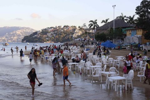 Acapulco,Gro/04Enero2021/ Menos visitantes de lo acostumbrado a observar en la playa Tlacopanocha, una de las más visitadas por personas locales como visitante, en el puerto de Acapulco. Foto: Jesús Trigo