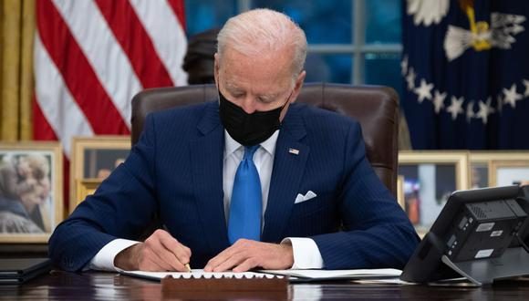 El presidente de EU, Joe Biden, firma órdenes ejecutivas relacionadas con la inmigración en la Oficina Oval de la Casa Blanca. Foto: Tomada de Internet