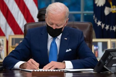 El presidente de EU, Joe Biden, firma órdenes ejecutivas relacionadas con la inmigración en la Oficina Oval de la Casa Blanca. Foto: Tomada de Internet