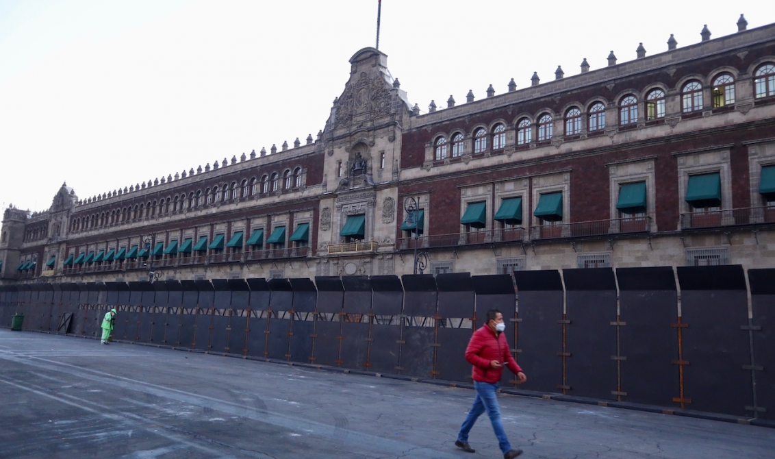 Con vallas metálicas fue resguardado Palacio Nacional como medida de prevención de daños al inmueble durante las próximas manifestaciones feministas del 8 de marzo. Foto: Agencia Reforma