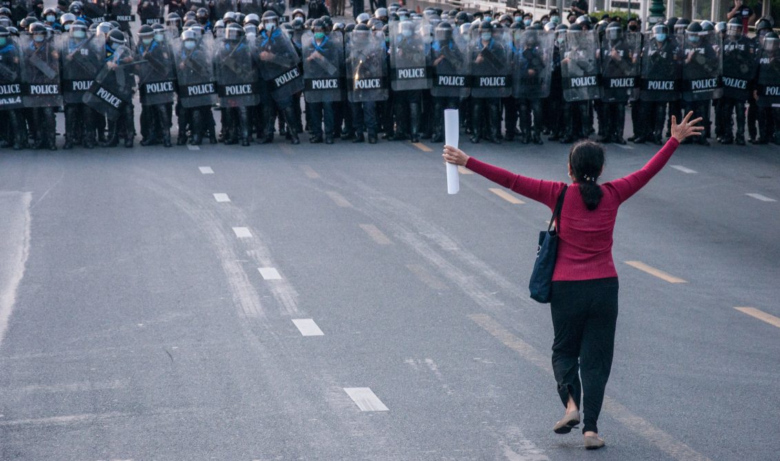 28 March 2021, Thailand, Bangkok: A protester requests the police to allow them demonstrate outside Government House during an anti-government demonstration demanding the resignation of Thai Prime Minister Chan-o-cha and reform of the monarchy. More than 90 pro-democracy protesters were arrested by riot police after dispersing the protesters during the 'Thalufah Village' overnight protest outside Government house. Photo: Peerapon Boonyakiat/SOPA Images via ZUMA Wire/dpa