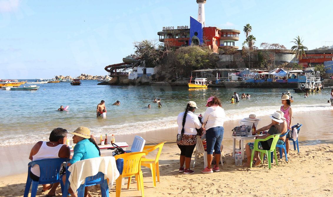 Acapulco,Gro/28Febrero2021/ Un gran número de personas a las 5 de la tarde ayer en la playa de Caleta en Acapulco. Foto: Jesús Trigo