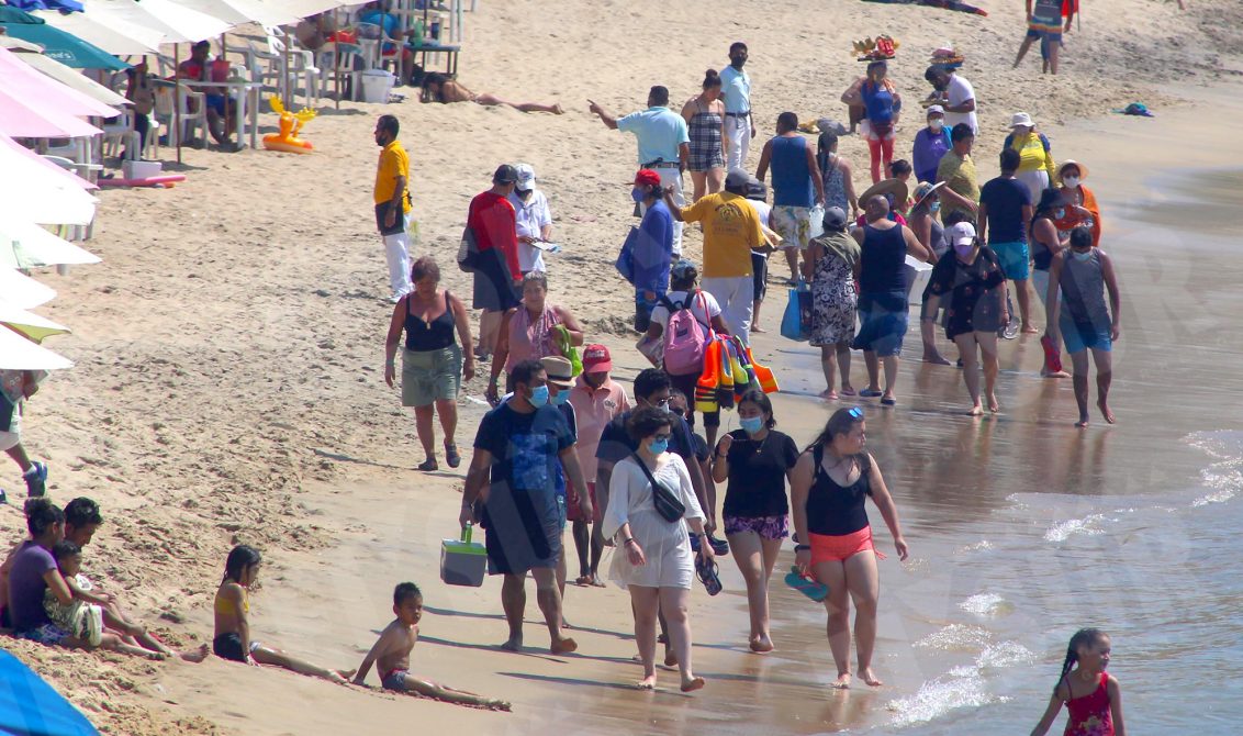 27-febrero 2021 Acapulco, Gro. Un nutrido grupo de turistas captados en la playa Papagayo, la mayoría utilizando cubre bocas . Foto: Carlos Alberto Carbajal