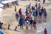 27-febrero 2021 Acapulco, Gro. Un nutrido grupo de turistas captados en la playa Papagayo, la mayoría utilizando cubre bocas . Foto: Carlos Alberto Carbajal