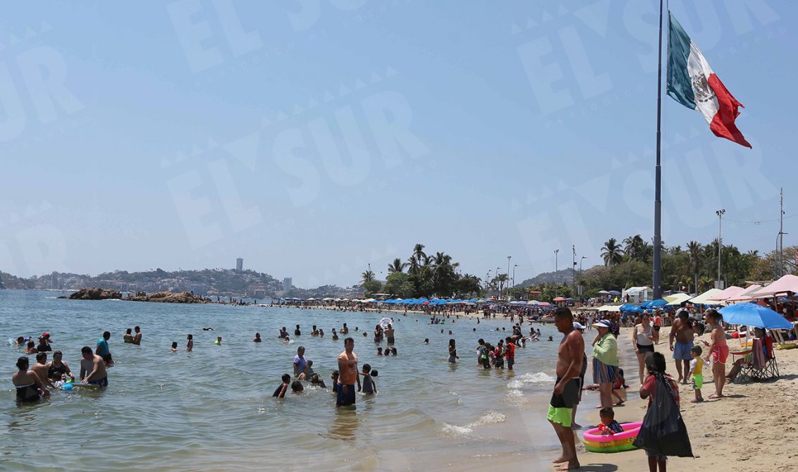 Acapulco, Gro/14Marzo2021/ Vacacionistas la tarde de ayer en la playa Papagayo en el Puerto de Acapulco . Foto: Jesús Trigo