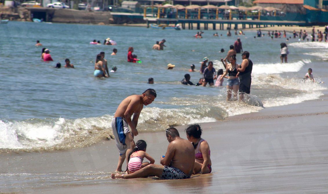 13-Marzo 2021 Acapulco, Gro. Familias de turistas en la playa Tamarindos el día sábado. Foto: Carlos Alberto Carbajal