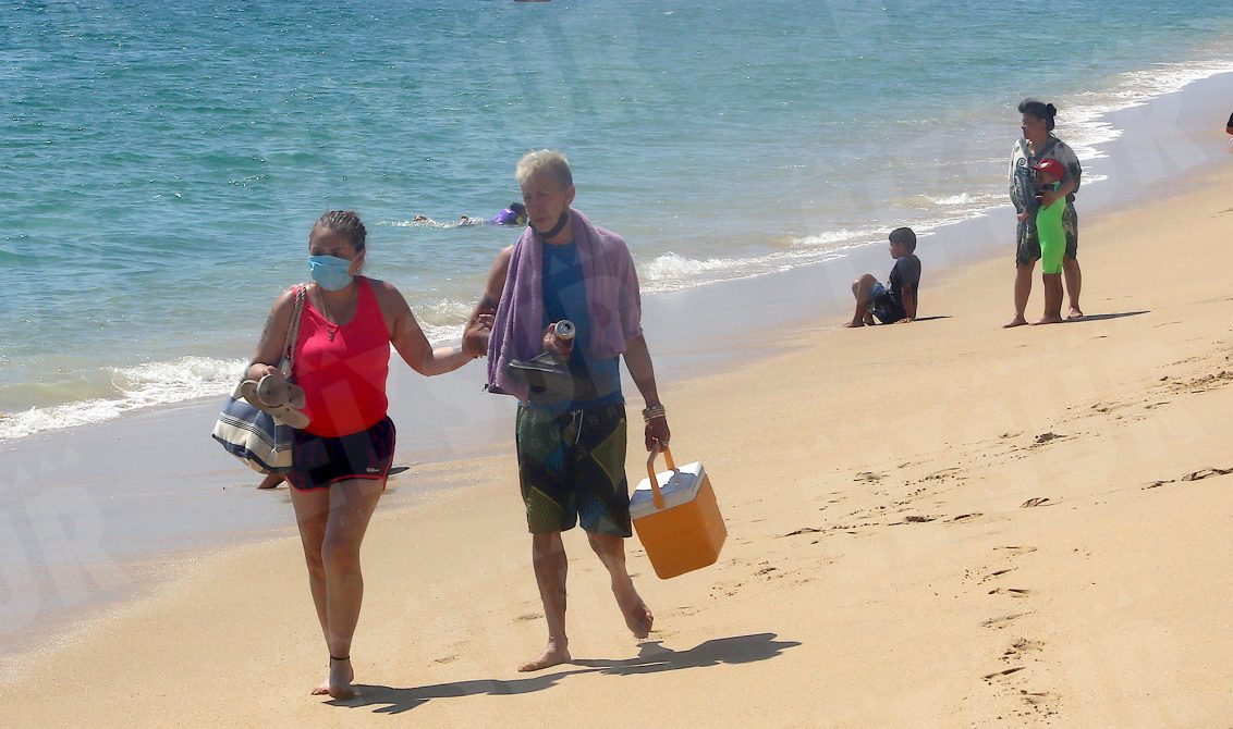 26 de febrero del 2020 Acapulco, Guerrero. Pareja de turistas en la playa La Gamba. Foto: Carlos Alberto Carbajal