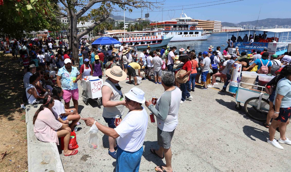 Acapulco, Gro/14Marzo2021/ Un gran número de vacacionistas la tarde de ayer en el Malecón de Acapulco, la mayoría sin utilizar cubrebocas . Foto: Jesús Trigo