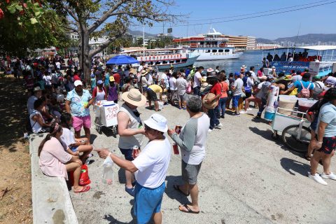 Acapulco, Gro/14Marzo2021/ Un gran número de vacacionistas la tarde de ayer en el Malecón de Acapulco, la mayoría sin utilizar cubrebocas . Foto: Jesús Trigo