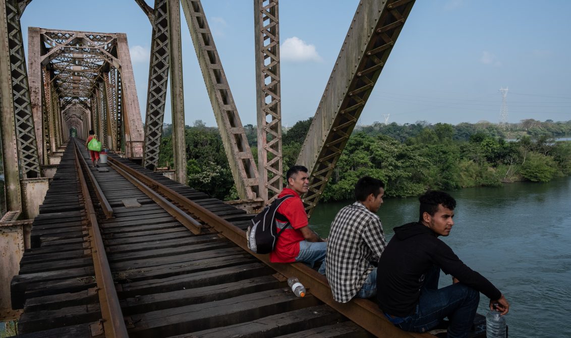 En Huimanguillo, Tabasco, un grupo de migrantes cruzan el puente San Manuel con dirección a la estación de trenes Chontalpa, para buscar la oportunidad de llegar a Estados Unidos. Foto: Cuartoscuro