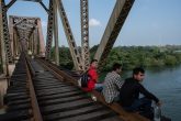 En Huimanguillo, Tabasco, un grupo de migrantes cruzan el puente San Manuel con dirección a la estación de trenes Chontalpa, para buscar la oportunidad de llegar a Estados Unidos. Foto: Cuartoscuro
