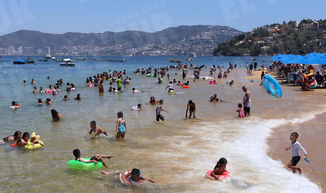 Acapulco,Gro/28Marzo2021/ Vacacionistas la tarde de ayer en la playa Tlacopanocha en el puerto Acapulco. Foto: Jesús Trigo