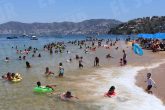 Acapulco,Gro/28Marzo2021/ Vacacionistas la tarde de ayer en la playa Tlacopanocha en el puerto Acapulco. Foto: Jesús Trigo