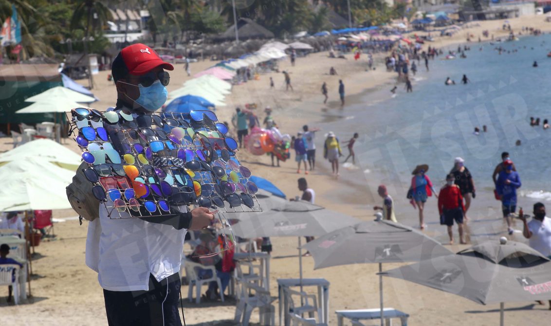 27-febrero 2021 Acapulco, Gro. Vendedor de lentes en busca de clientes en la playa Papagayo, una de las visitadas . Foto: Carlos Alberto Carbajal