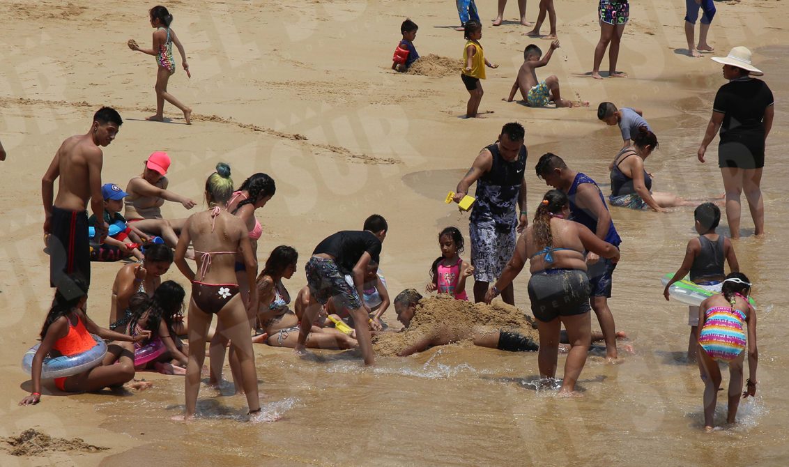 2 de Abril del 2021 Acapulco, Guerrero. Un turistas se divierte enterrando a uno de sus compañeroa en la arena de la playa Caleta. Foto: Carlos Alberto Carbajal