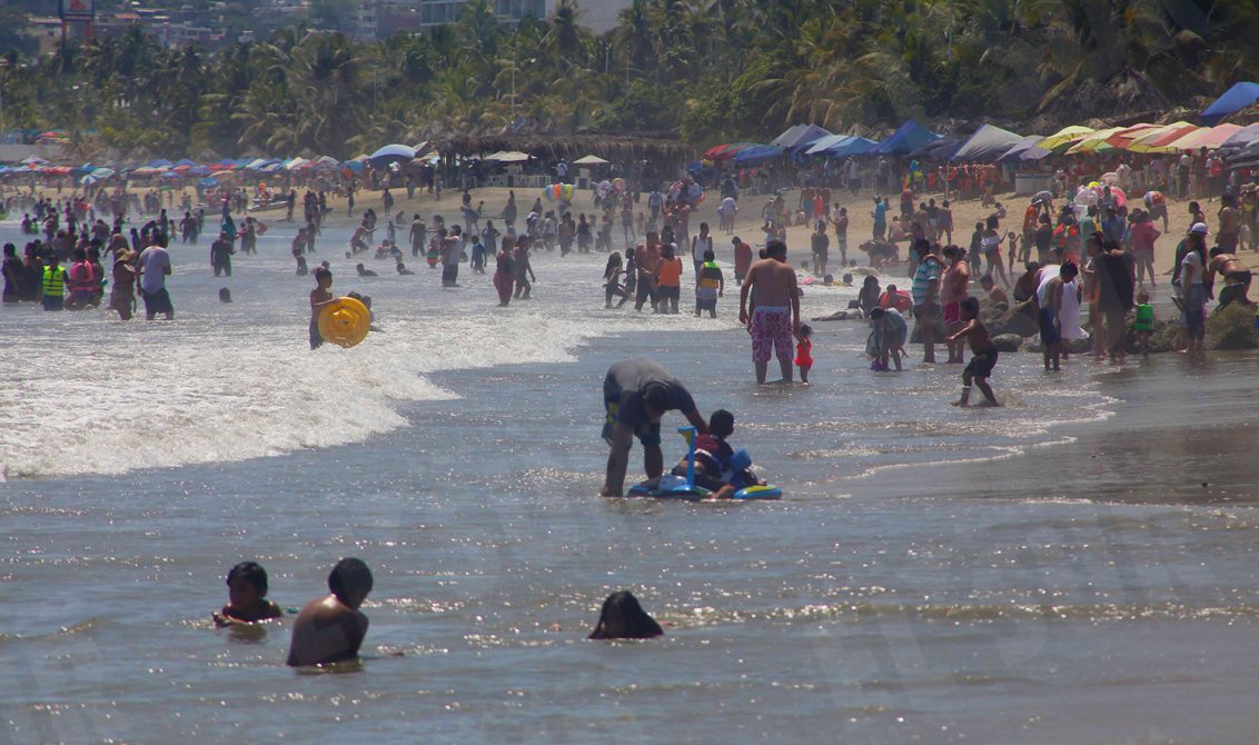4 de Abril del 2021 Acapulco, Guerrero. Decenas de bañistas en la playa Papagayo el dia domingo. Foto: Carlos Alberto Carbajal