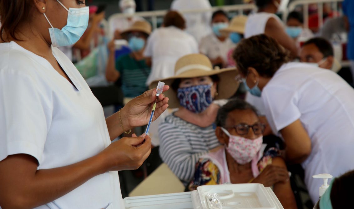 28 de Abril del 2021 Acapulco, Guerrero. Una enfermera prepara una dosis de la vacuna contra covid-19 en la Unidad Deportiva de Acapulco. Foto: Carlos Alberto Carbajal