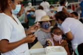 28 de Abril del 2021 Acapulco, Guerrero. Una enfermera prepara una dosis de la vacuna contra covid-19 en la Unidad Deportiva de Acapulco. Foto: Carlos Alberto Carbajal