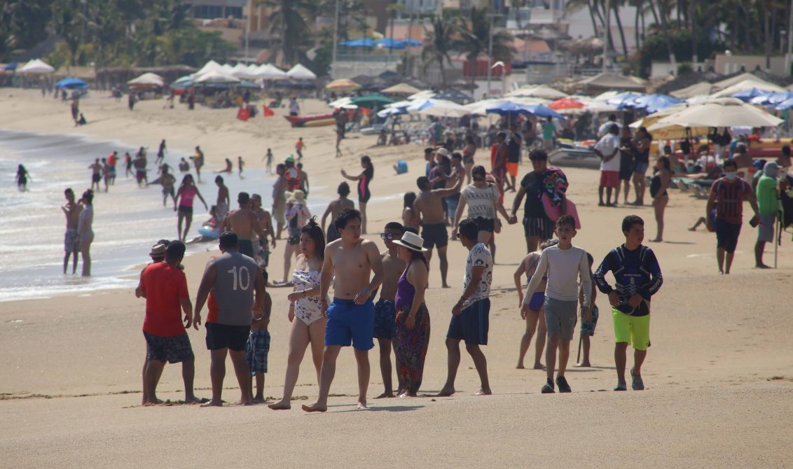 31 de Marzo del 2021 Acapulco, Guerrero. Grupo de bañistas en la playa El Morro. Foto: Carlos Alberto Carbajal