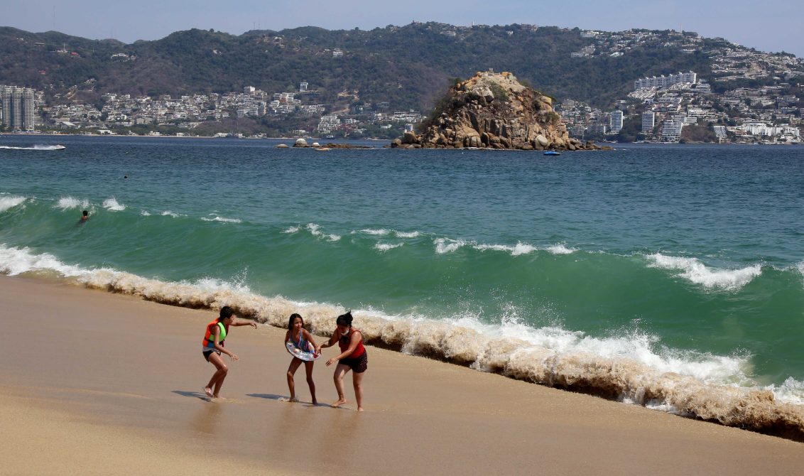 6-Abril 2021 Acapulco, Gro. Ayer aun continuaba el oleaje elevado en las playas de Acapulco, la imagen en la playa El Morro. Foto: Carlos Alberto Carbajal