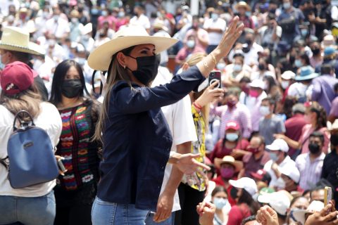 jnt-Evelyn-hija-senador-Félix-Salgado-mitin.jpg: Chilpancingo, Guerrero 28 de abril del 2021// La hija del senador de Morena con licencia Félix Salgado, Evelyn Salgado, saluda a los asistentes al mitin realizado en el teatro hundido de la alameda Granados Maldonado, a la unidad. Foto: Jessica Torres Barrera