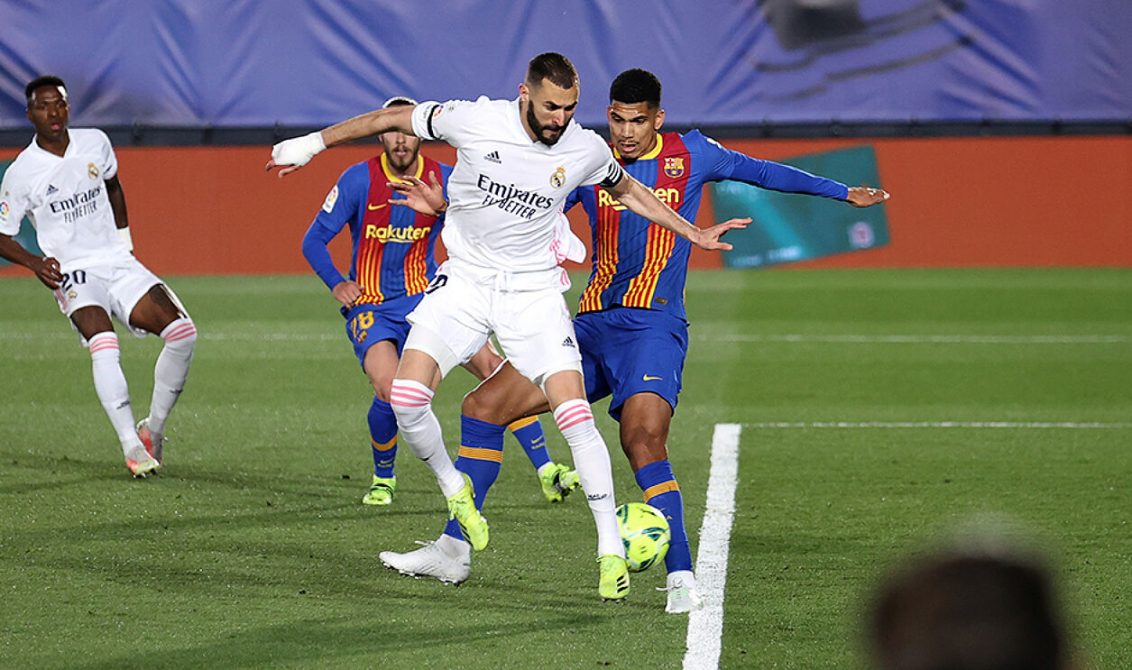 Con un toque de tacón, Karim Benzemá anotó el 1-0 momentáneo a favor del real Madrid sobre el Barcelona, el sábado pasado en la cancha del estadio Alfredo Di Stéfano. Foto: tomada de Internet