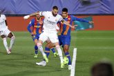 Con un toque de tacón, Karim Benzemá anotó el 1-0 momentáneo a favor del real Madrid sobre el Barcelona, el sábado pasado en la cancha del estadio Alfredo Di Stéfano. Foto: tomada de Internet