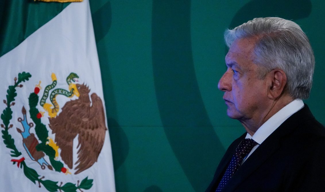 CIUDAD DE MÉXICO, 18MAYO2021.- Andrés Manuel López Obrador, presidente de México; Jorge Alcocer, secretario de Salud; Marcelo Ebrard, secretario de Relaciones Exteriores; Luis Cresencio Sandoval, secretario de la Defensa Nacional, y Hugo López-Gatell, subsecretario de Prevención y Promoción a la Salud, encabezaron el informe semanal de “El Pulso de la Salud” para informar el avance respecto a la pandemia por Covid-19. El subsecretario destacó la disminución evidente de contagios y defunciones por el virus y atribuyó el logró a la vacunación que se han mantenido. Mientras que el canciller declaró que se espera llegar a más de 34 millones de dosis en los meses subsecuentes. Por su parte, el presidente declaró que el objetivo es que en octubre toda la población este vacunada, en julio comenzaría la inmunización de personas de 40-49 años. FOTO: GALO CAÑAS/CUARTOSCURO.COM