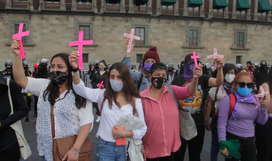 CIUDAD DE MÉXICO, 07MAYO2021.- La colectiva "Brujas encapuchadas" acompañada de otras colectivas feministas encabezaron una marcha para exigir justicia por los feminicidios ocurridos diariamente en el país. La manifestación dio inicio en el Monumento a la Revolución y terminó en el Zócalo capitalino. FOTO: GRACIELA LÓPEZ /CUARTOSCURO.COM