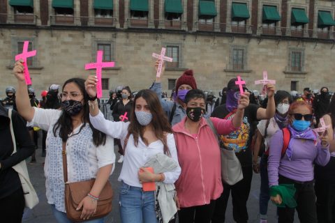 CIUDAD DE MÉXICO, 07MAYO2021.- La colectiva "Brujas encapuchadas" acompañada de otras colectivas feministas encabezaron una marcha para exigir justicia por los feminicidios ocurridos diariamente en el país. La manifestación dio inicio en el Monumento a la Revolución y terminó en el Zócalo capitalino. FOTO: GRACIELA LÓPEZ /CUARTOSCURO.COM