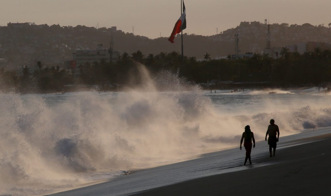 21 de Mayo del 2021 Acapulco, Guerrero. El fuerte oleaje probocado en las playas de Acapulco, en la imagen la playa Las Gamba. Foto: Carlos Alberto Carbajal