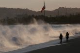 21 de Mayo del 2021 Acapulco, Guerrero. El fuerte oleaje probocado en las playas de Acapulco, en la imagen la playa Las Gamba. Foto: Carlos Alberto Carbajal