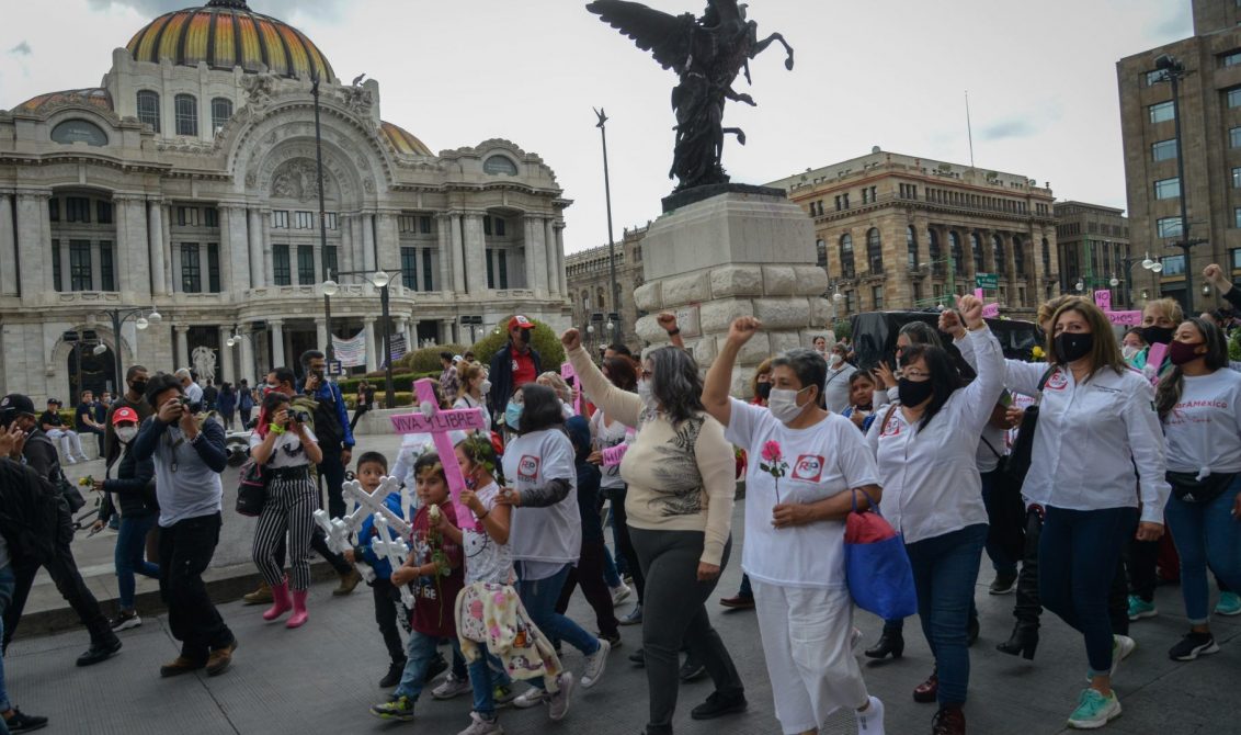 CIUDAD DE MÉXICO, 14MAYO2021.- Decenas de mujeres simpatizantes al partido Redes Sociales Progresistas (RSP) se reunieron sobre avenida Juárez, a un costado de Bellas Artes para manifestarse en contra de los feminicidios registrados en el país. FOTO: MARIO JASSO/CUARTOSCURO.COM