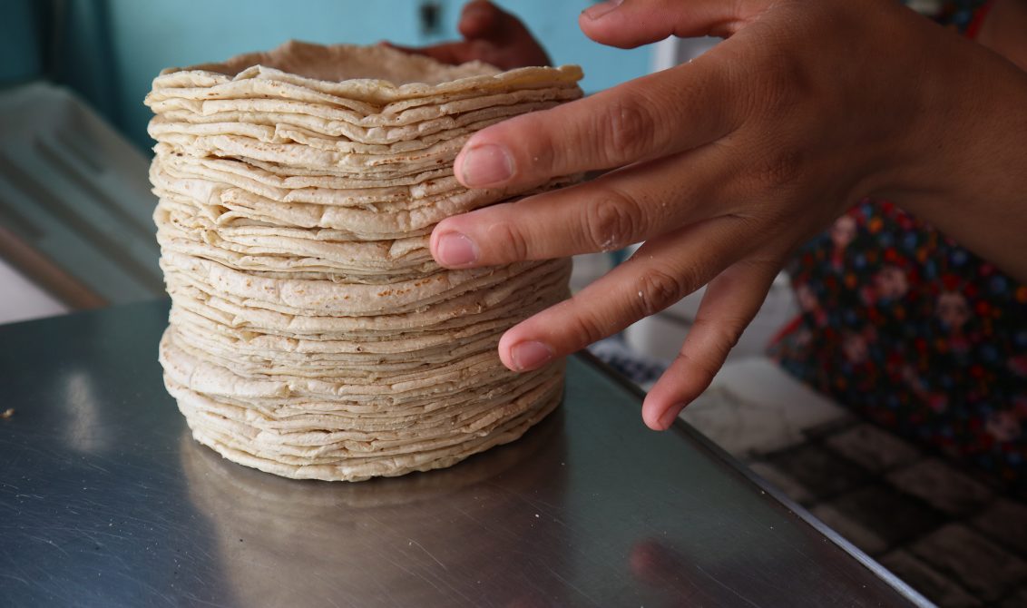 Chilpancingo Gro, 17 de mayo 2021. // Una trabajadora de una tortillería pesa las tortillas, la cual aumentara de 19 a 22 pesos. // Foto: Jesús Eduardo Guerrero