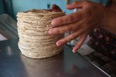 Chilpancingo Gro, 17 de mayo 2021. // Una trabajadora de una tortillería pesa las tortillas, la cual aumentara de 19 a 22 pesos. // Foto: Jesús Eduardo Guerrero