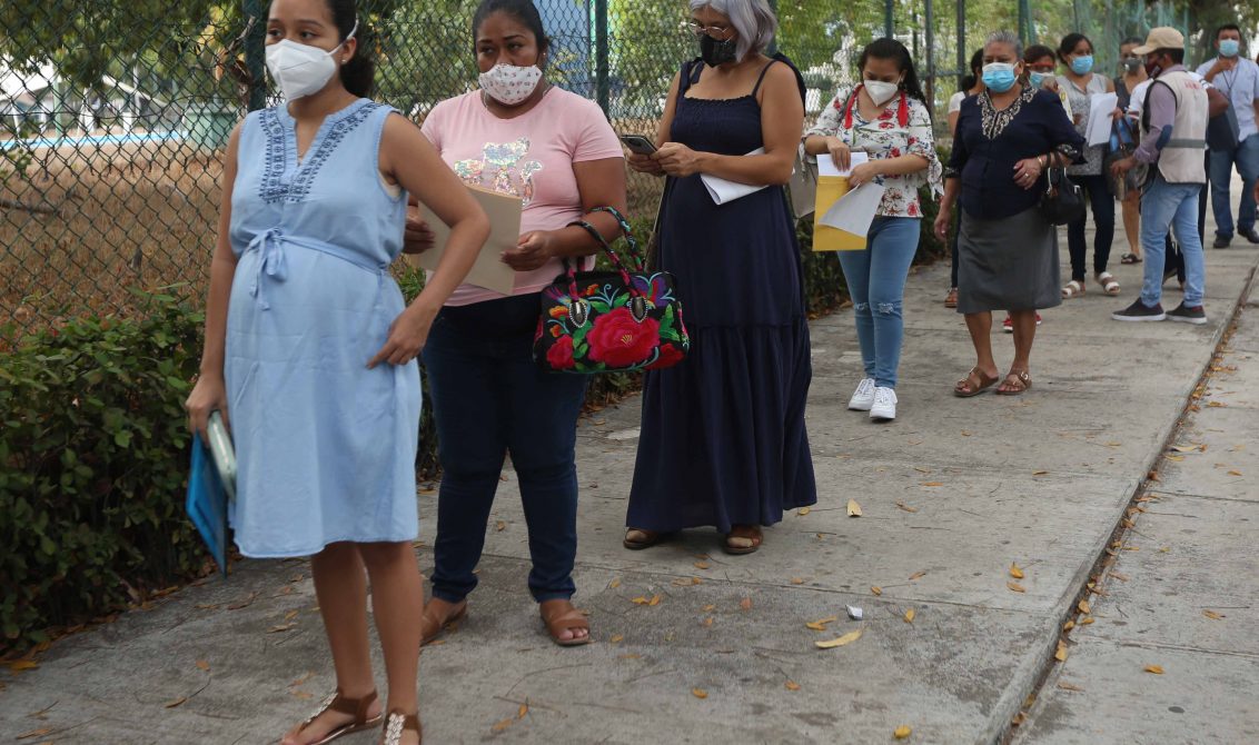 Acapulco,Gro/11Mayo2021// Mujeres embarazadas en la fila durante la aplicación de la vacuna contra el COVID-19, en el Centro de Convenciones en el puerto de Acapulco. Foto: Jesús Trigo