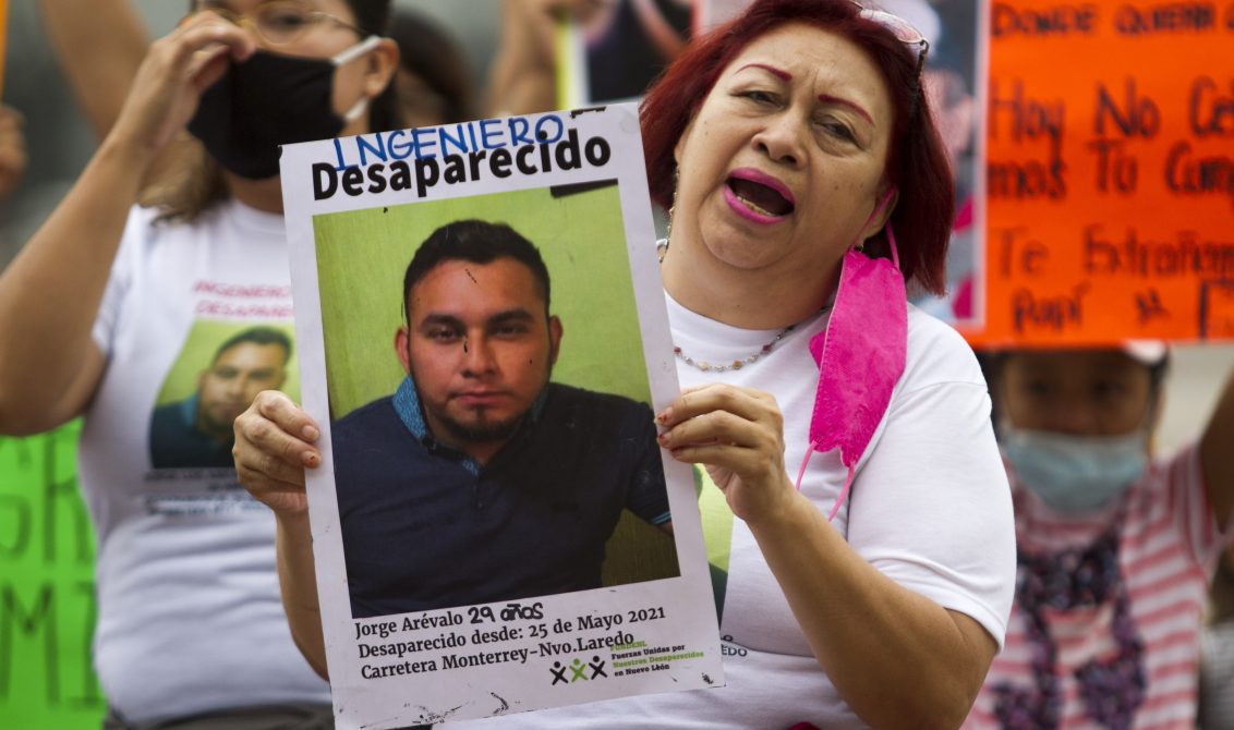 Familiares de desaparecidos en la carretera Monterrey-Nuevo Laredo protestaron ayer en la Explanada de los Héroes, en la capital neoleonesa. Foto: Cuartoscuro