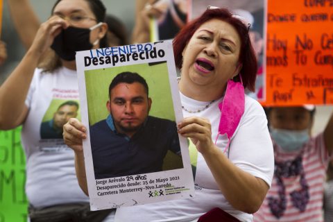 Familiares de desaparecidos en la carretera Monterrey-Nuevo Laredo protestaron ayer en la Explanada de los Héroes, en la capital neoleonesa. Foto: Cuartoscuro