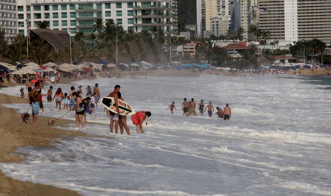 24 Abril 2021 Acapulco, Gro. Grupo de bañistas en la playa El Morro en donde aun continuaba el fuerte oleaje el día sábado. Foto: Carlos Alberto Carbajal