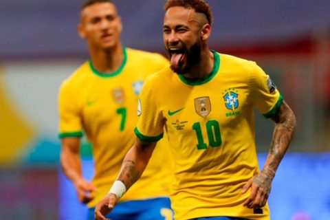 Neymar celebra su gol de penalti, el 2-0 momentáneo de Brasil sobre Venezuela, ayer en la cancha del estadio Nacional del Brasilia. Foto: Tomada de internet