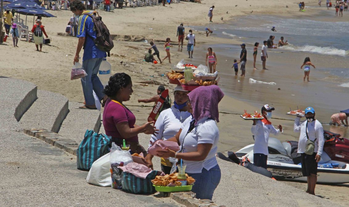 29 junio del 2021 Vendedoras de pescadillas se preparan para iniciar su recorrido por la playa Papagayo, ofreciendo sus alimentos a turistas. Foto: Carlos Alberto Carbajal