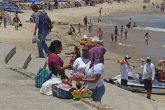 29 junio del 2021 Vendedoras de pescadillas se preparan para iniciar su recorrido por la playa Papagayo, ofreciendo sus alimentos a turistas. Foto: Carlos Alberto Carbajal