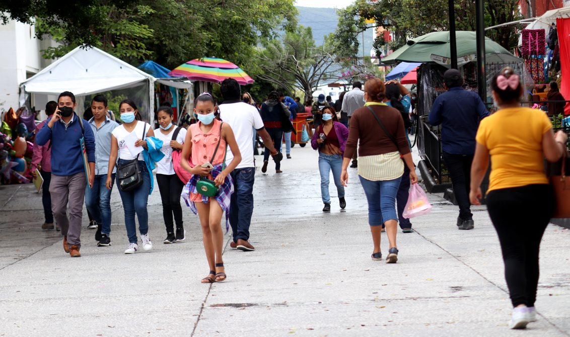 Chilpancingo Gro, 28 de junio 2021. // Habitantes de Chilpancingo pasean en el centro de Chilpancingo, y quienes han relajado las medidas sanitarias. // Foto: Jesús Eduardo Guerrero