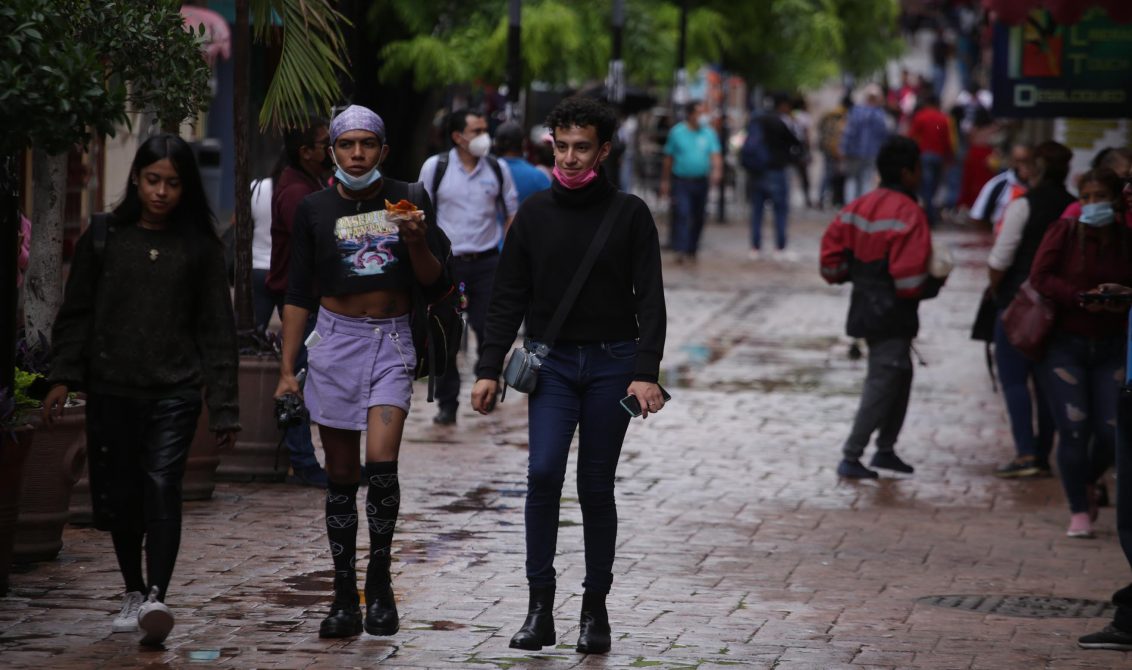 jnt-jovenes-andador-Zapata.jpg: Chilpancingo, Guerrero 27 de junio del 2021// El andador Zapata a las 2 de la tarde, donde se observan jovenes caminando sin usar el cubrebocas, tras relajarse las medidas de prevención del Covid-19. Foto: Jessica Torres Barrera