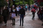 jnt-jovenes-andador-Zapata.jpg: Chilpancingo, Guerrero 27 de junio del 2021// El andador Zapata a las 2 de la tarde, donde se observan jovenes caminando sin usar el cubrebocas, tras relajarse las medidas de prevención del Covid-19. Foto: Jessica Torres Barrera