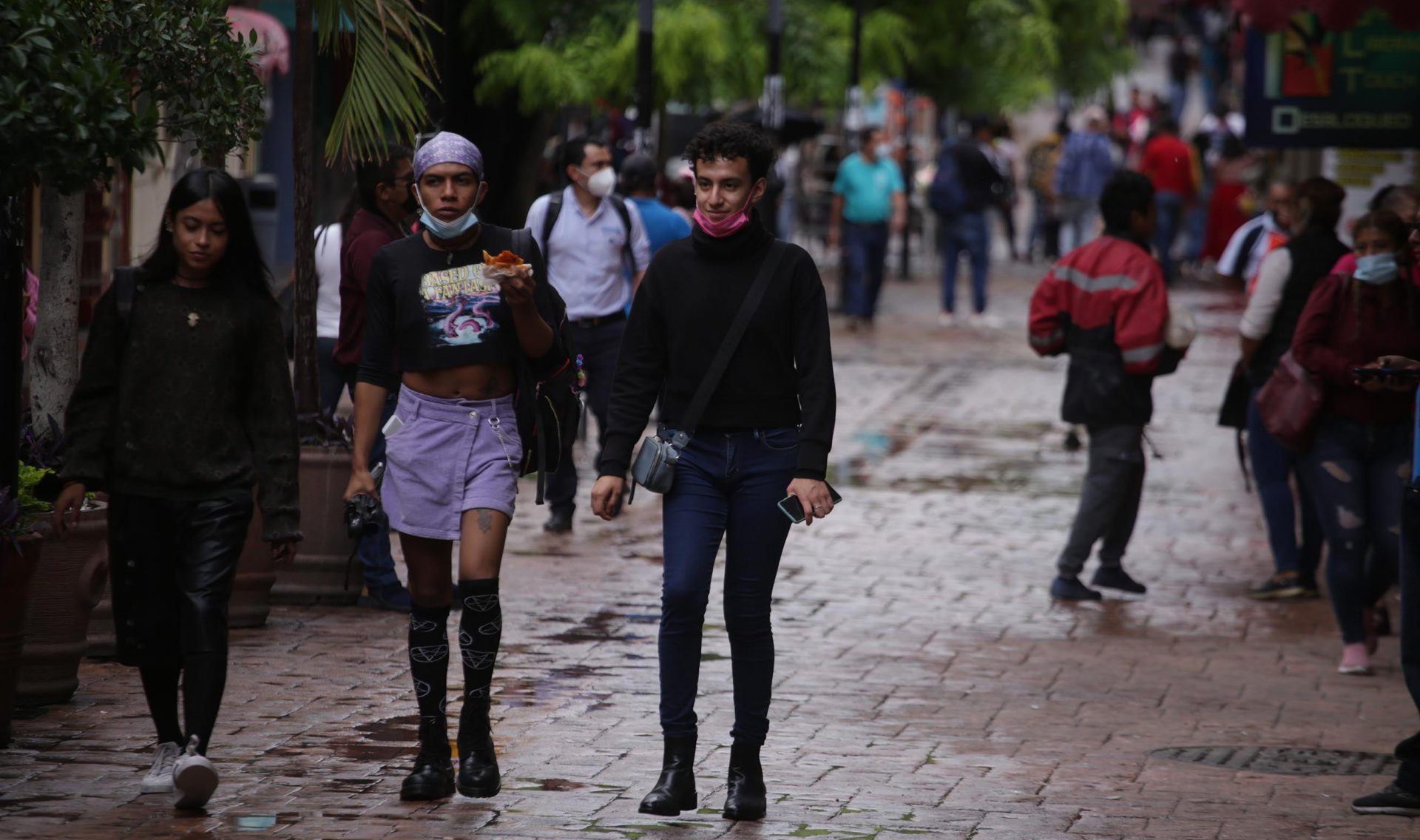 jnt-jovenes-andador-Zapata.jpg: Chilpancingo, Guerrero 27 de junio del 2021// El andador Zapata a las 2 de la tarde, donde se observan jovenes caminando sin usar el cubrebocas, tras relajarse las medidas de prevención del Covid-19. Foto: Jessica Torres Barrera