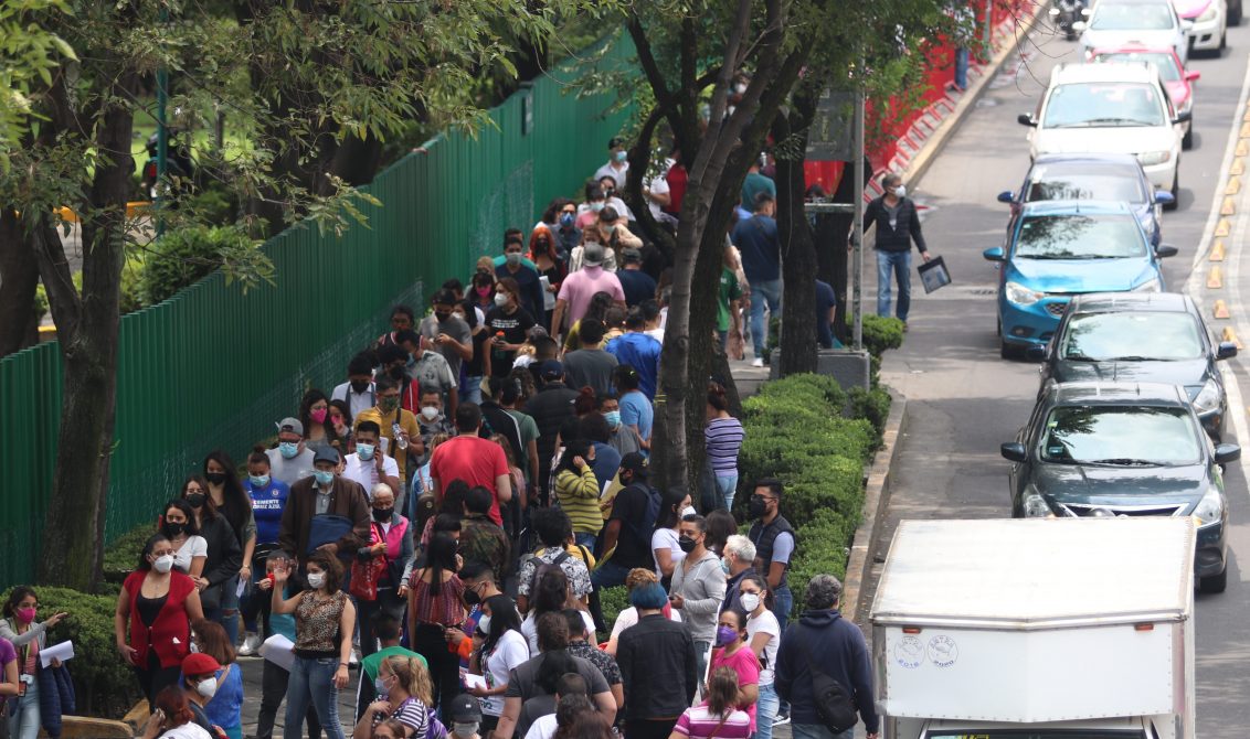 CIUDAD DE MÉXICO, 28JULIO2021.- Segundo día de vacunación para jóvenes de 18 a 29 años en el Centro de convenciones IMSS Siglo XXI, se registraron largas filas. FOTO:ANDREA MURCIA /CUARTOSCURO.COM